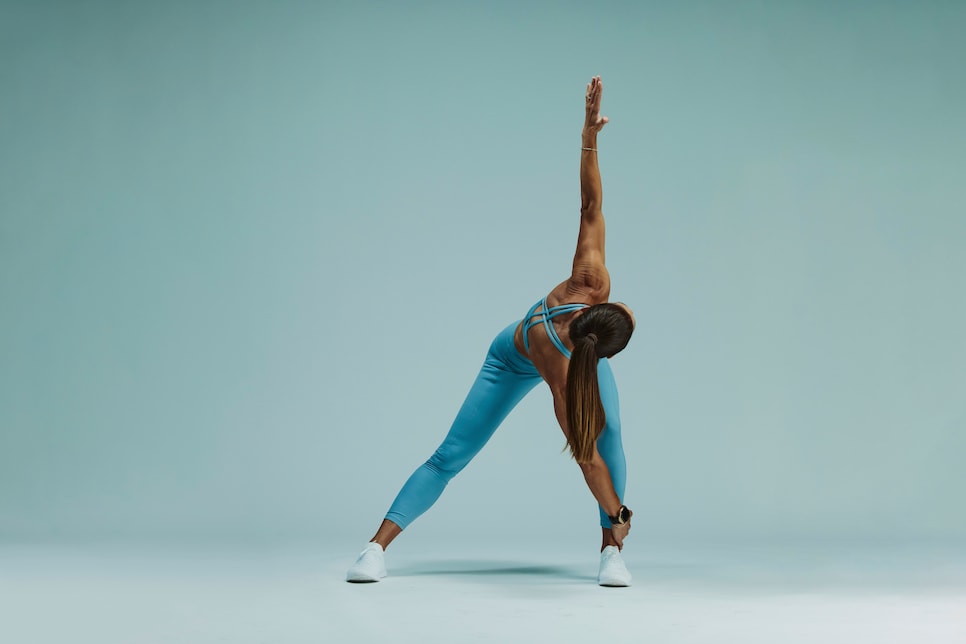 /content/dam/images/golfdigest/fullset/fitness-2024/Doddato Lateral lunge with rotational reach 2.jpg